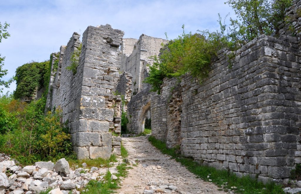 Scopri la città perduta di Duecastelli: Un viaggio nel tempo tra le rovine di un glorioso passato