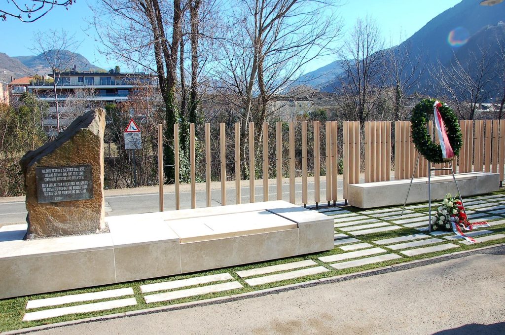 Vandali a Bolzano colpiscono la stele per gli esuli istriani