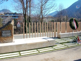 Vandali a Bolzano colpiscono la stele per gli esuli istriani