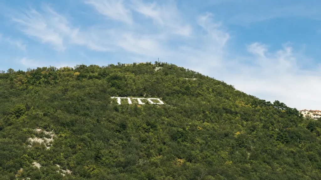 La scritta Tito sul Sabotino