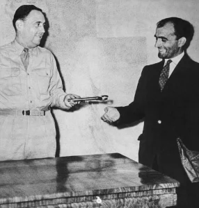 settembre 1947 col baltzer dona chiavi forte san giorgio a motika